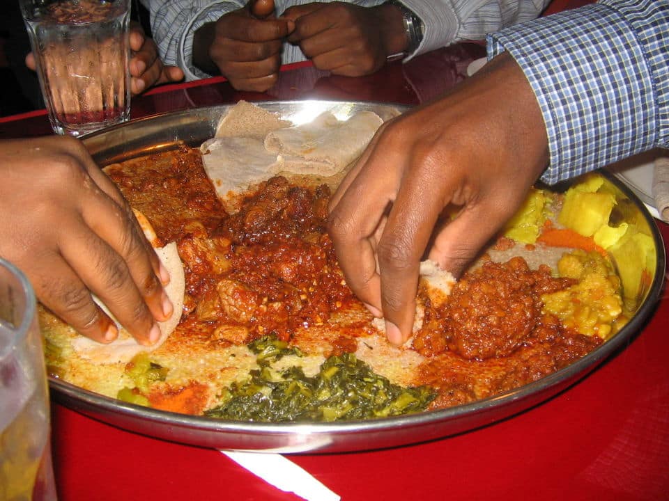 世界の40%は食事を手で食べるという雑学