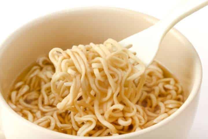 海外のカップラーメンは麺の長さが短いというトリビア