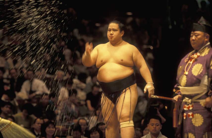 力士が取り組みの際に土俵で塩をまくのはなぜかというトリビア