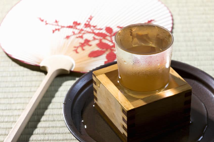 日本酒を溢れさせるのはお店の「おもてなし」の心意気というトリビア