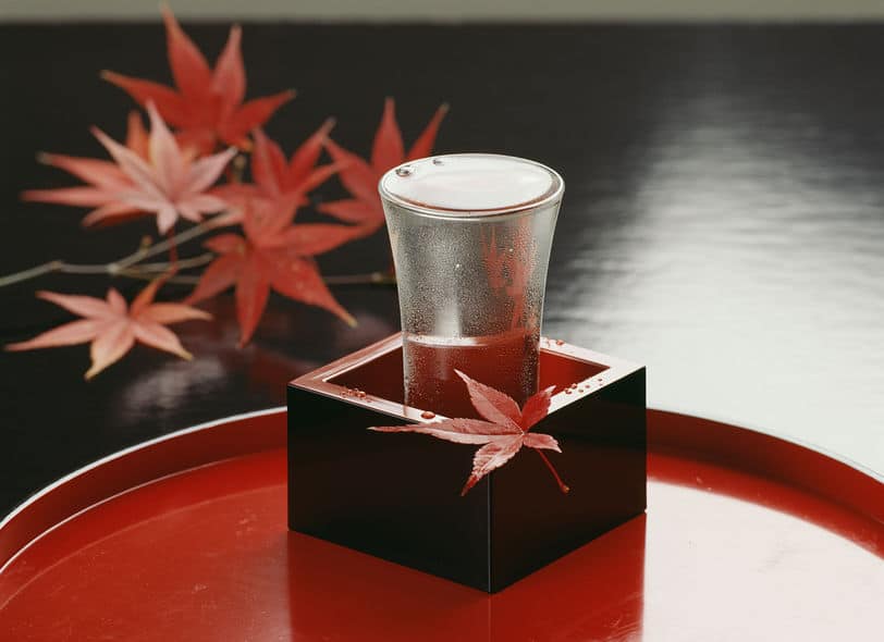 なぜ日本酒は升(ます)に溢れるまで注ぐの?【もっきり】についてのトリビアまとめ