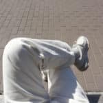 人前で足を組んではいけない国があるという雑学