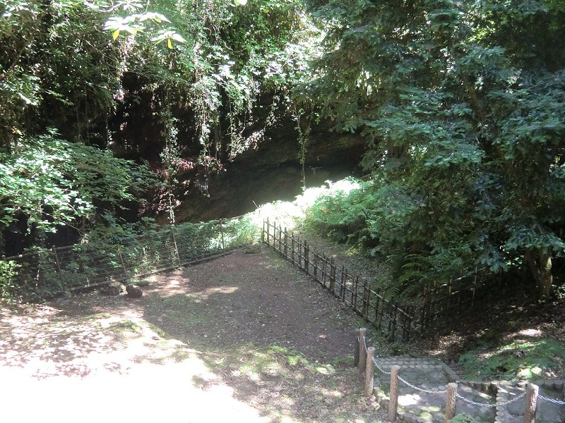 笠山は火口まで降りることができるというトリビア