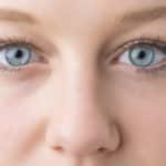 青い瞳の人はアルコール依存症になりやすいという雑学