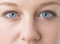 青い瞳の人はアルコール依存症になりやすいという雑学
