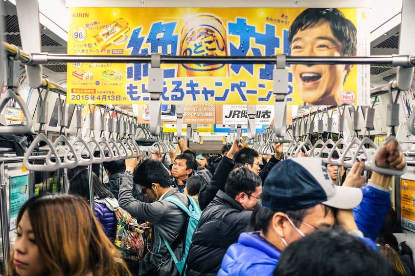最高級はどこ?電車の中吊り広告は鉄道会社によって料金が違うという雑学まとめ