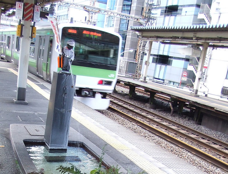 浜松町駅にはオシャレな小便小僧がいる。毎月着替える。という雑学まとめ