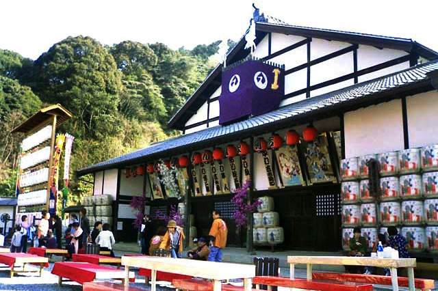 「旧金毘羅大芝居」では現在も公演がおこなわれているというトリビア