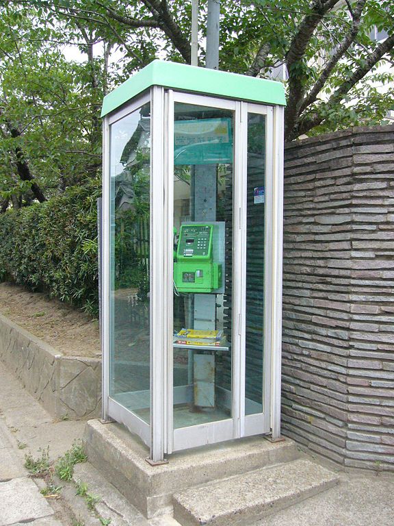 公衆電話ボックスに鏡がある理由に関する雑学