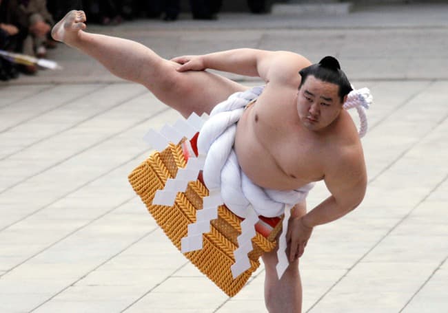 力士が四股をふむ理由に関する雑学