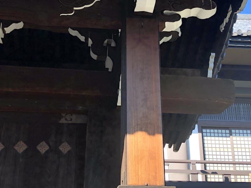 銅閣寺の南門。大雲院と読める
