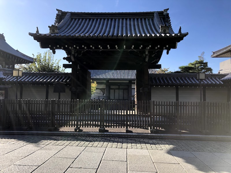 銅閣寺の正門