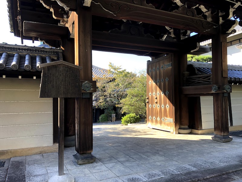 銅閣寺の正門の中