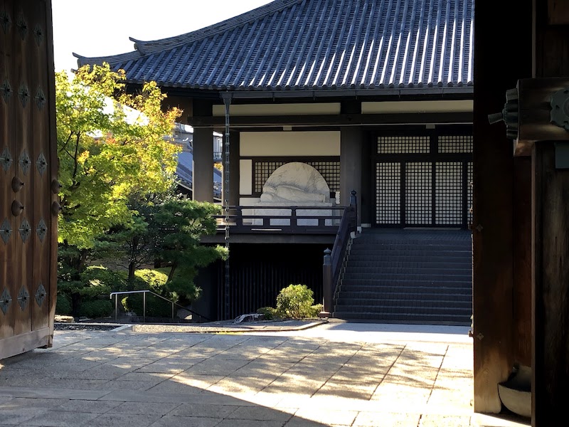銅閣寺の正門から見える大仏
