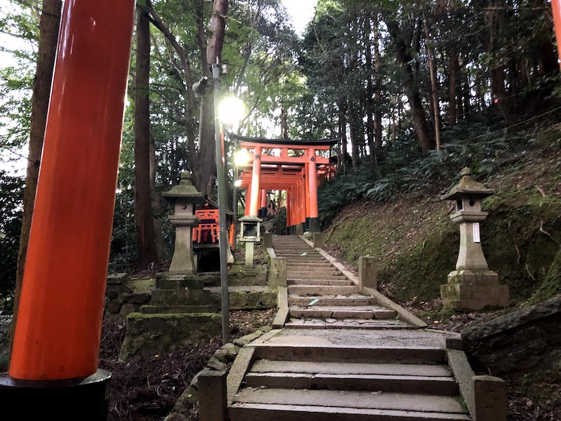 伏見稲荷大社の千本鳥居の道が険しい