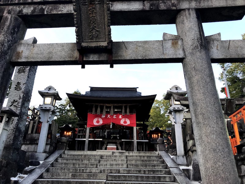 伏見稲荷大社の千本鳥居の「末広大神」