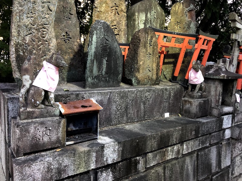 伏見稲荷大社の千本鳥居の山頂の周り