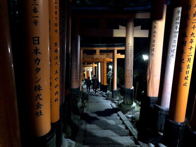 伏見稲荷大社の千本鳥居の下山が暗い…