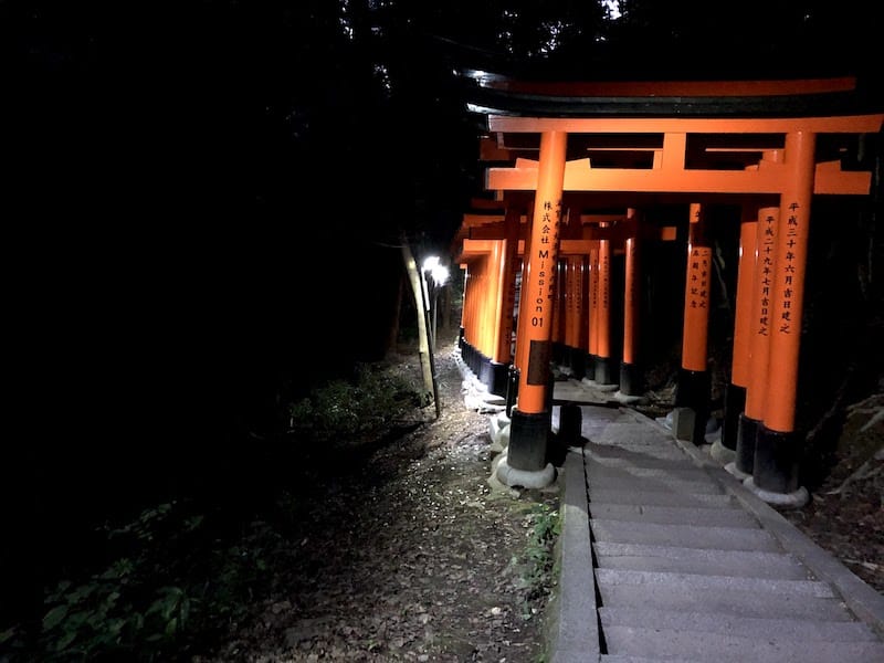 伏見稲荷大社の千本鳥居の下山でこけそうになる