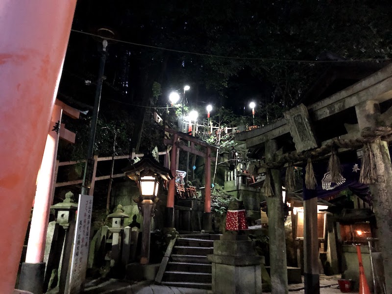 伏見稲荷大社の千本鳥居の下山の様子