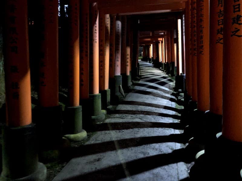 伏見稲荷大社の千本鳥居の夜。誰もいない