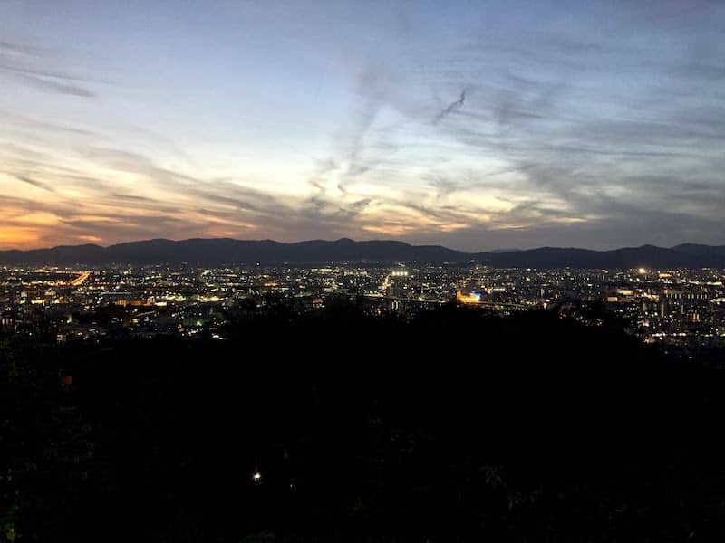 伏見稲荷大社の千本鳥居から京都の夜景