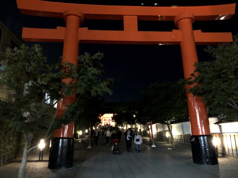 伏見稲荷大社の夜の大鳥居