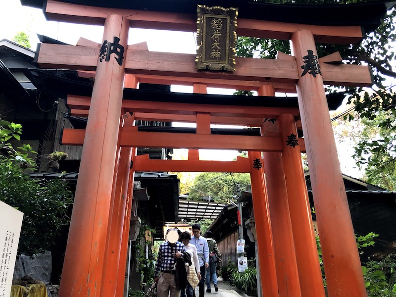 伏見稲荷大社の千本鳥居の三ツ辻を進む