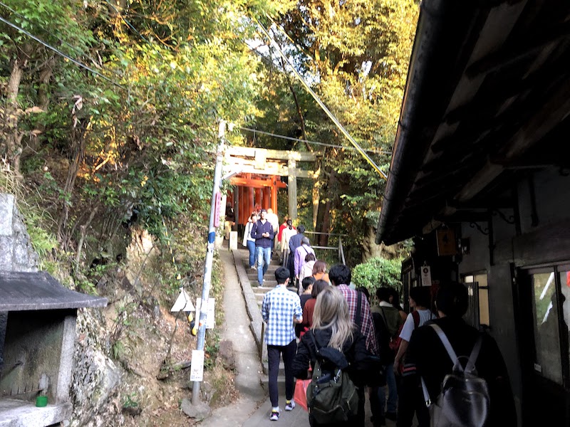 坂が多くなってきた伏見稲荷大社の千本鳥居