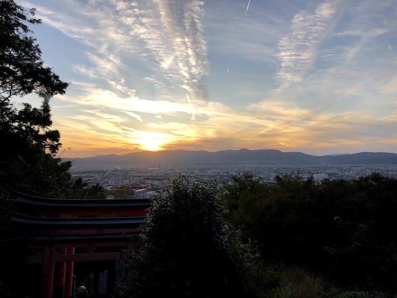 伏見稲荷大社の千本鳥居から見える京都の夕日が美しい