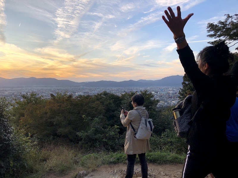伏見稲荷大社の千本鳥居の夕日でテンションがあがる中国人
