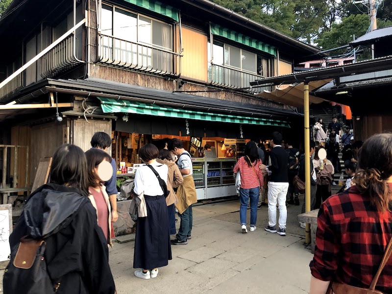 伏見稲荷大社の千本鳥居で、中腹と知ってがっかりする観光客