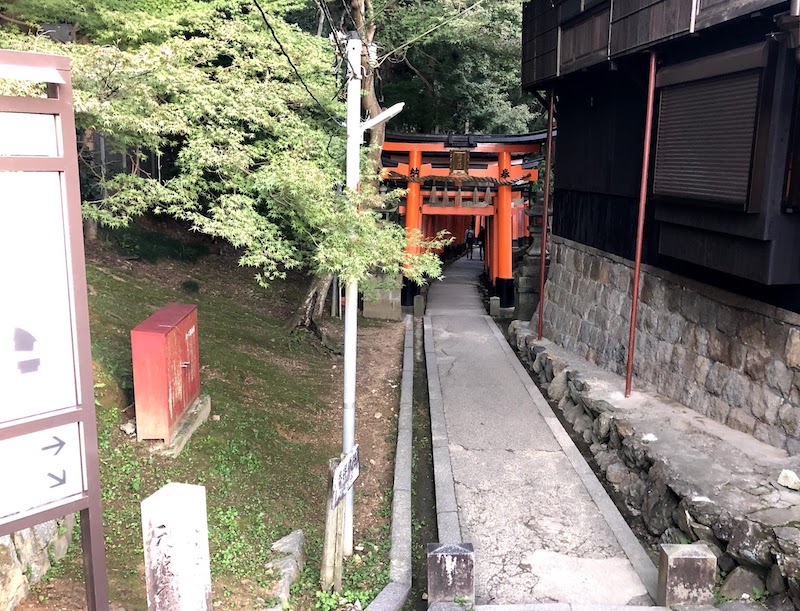 伏見稲荷大社の千本鳥居の本当の戦い