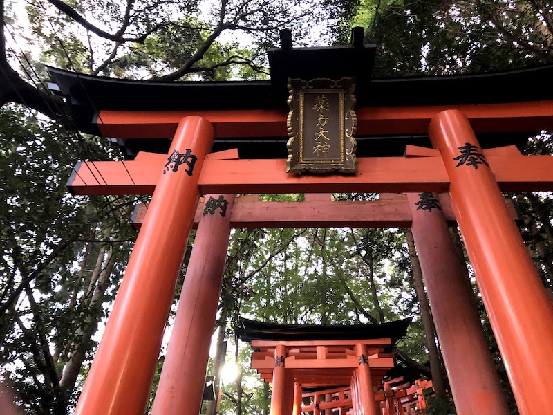 伏見稲荷大社の千本鳥居の「薬力大神」