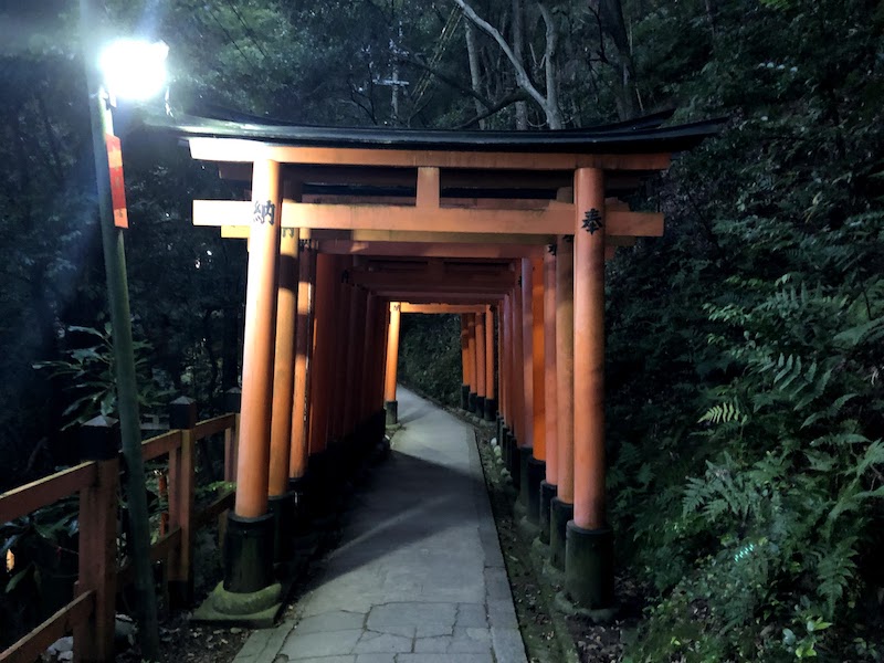暗くなってきた伏見稲荷大社の千本鳥居