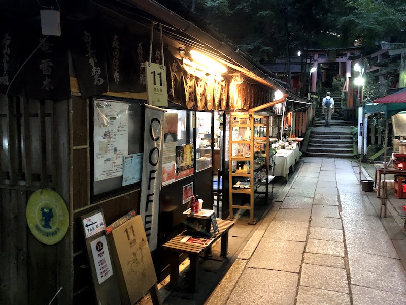 伏見稲荷大社の千本鳥居の山頂付近の売店