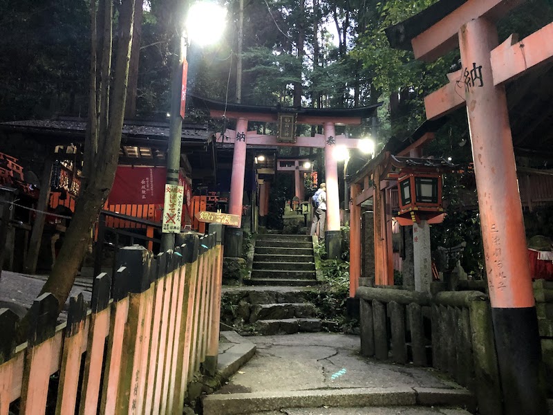 伏見稲荷大社の千本鳥居の山頂付近。小さな神社が集まっている