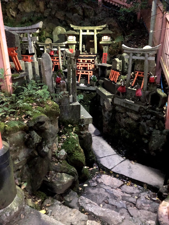 伏見稲荷大社の千本鳥居の山頂付近。小さな神社の様子