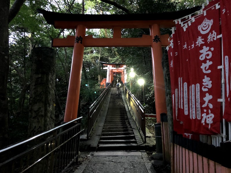 伏見稲荷大社の千本鳥居の山頂を目指す