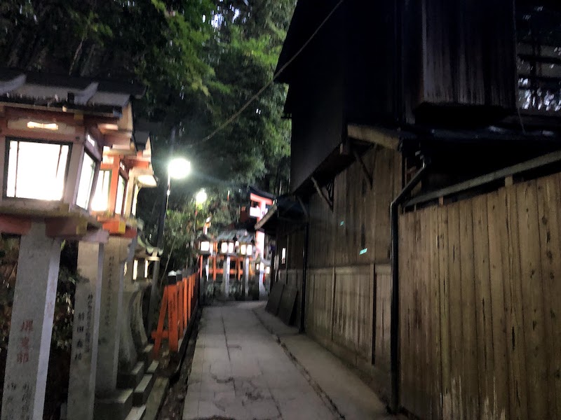 伏見稲荷大社の千本鳥居の山頂付近。疲れた…