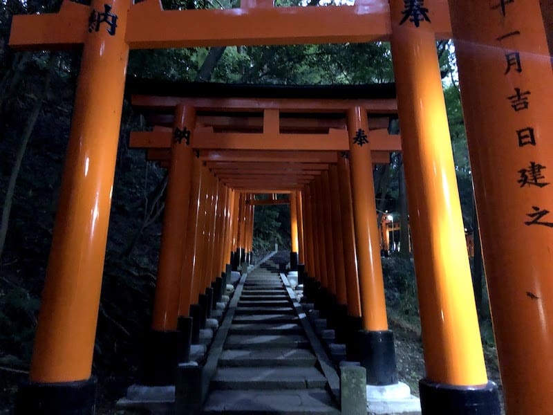 伏見稲荷大社の千本鳥居が暗くなってきた