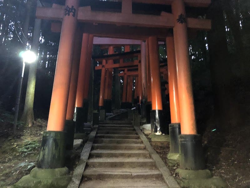伏見稲荷大社の千本鳥居の坂