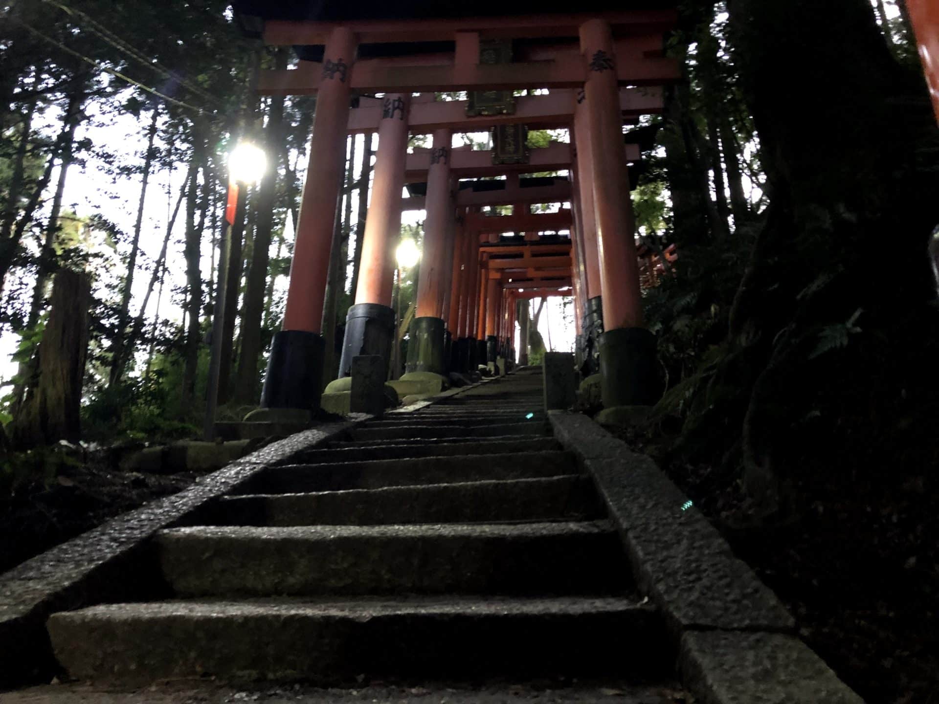 伏見稲荷大社の千本鳥居の坂の傾斜