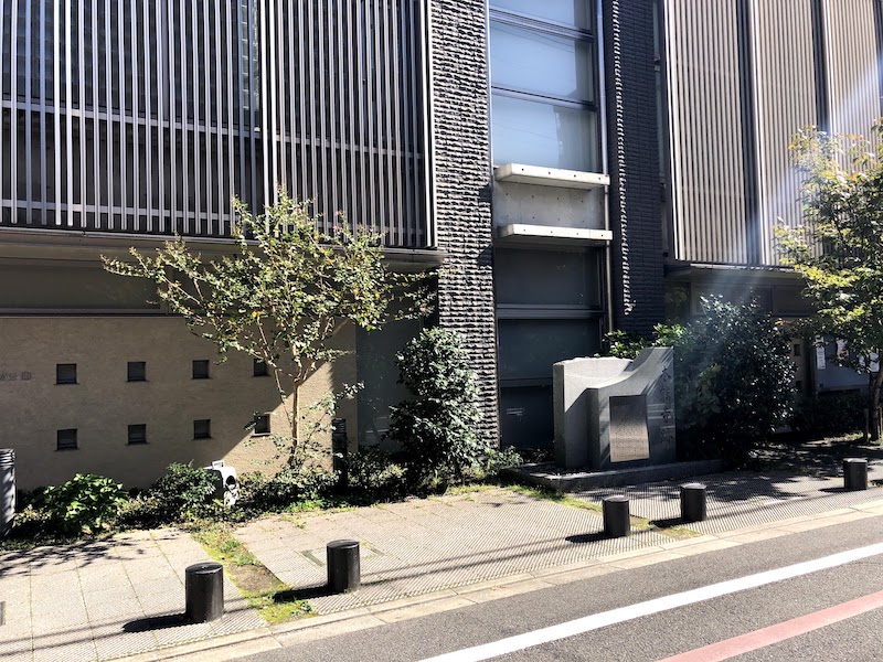 本能寺跡を道路の反対側から撮影