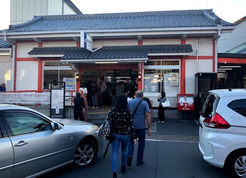 伏見稲荷大社の目の前にある稲荷駅