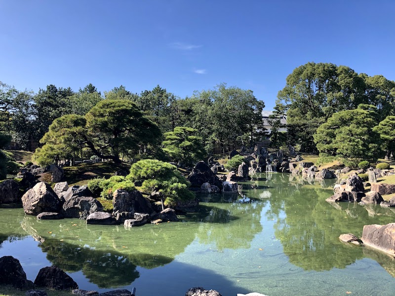 二条城の二の丸御殿の周りの日本庭園