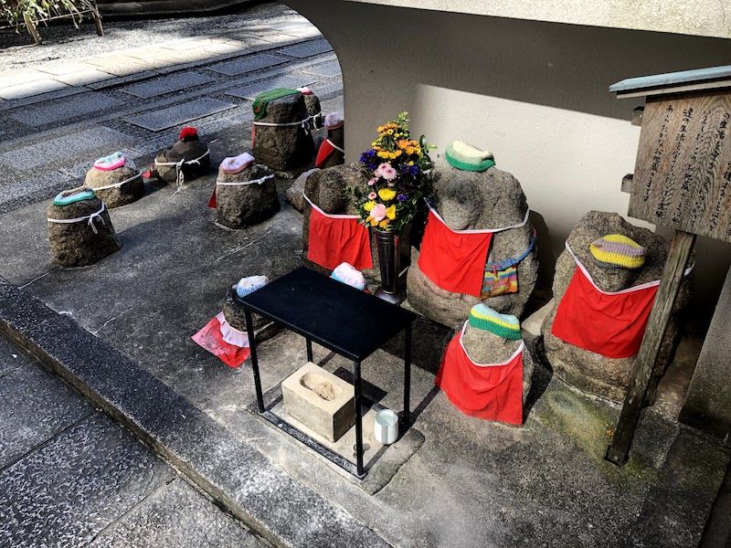 六角堂の小さなお地蔵様