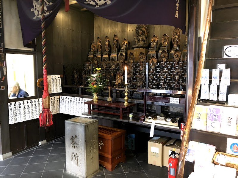 六角堂のお土産屋の様子