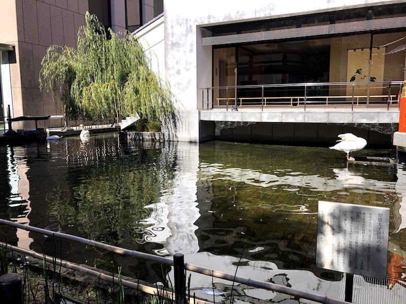 六角堂の「聖徳太子の沐浴の古跡」の全景