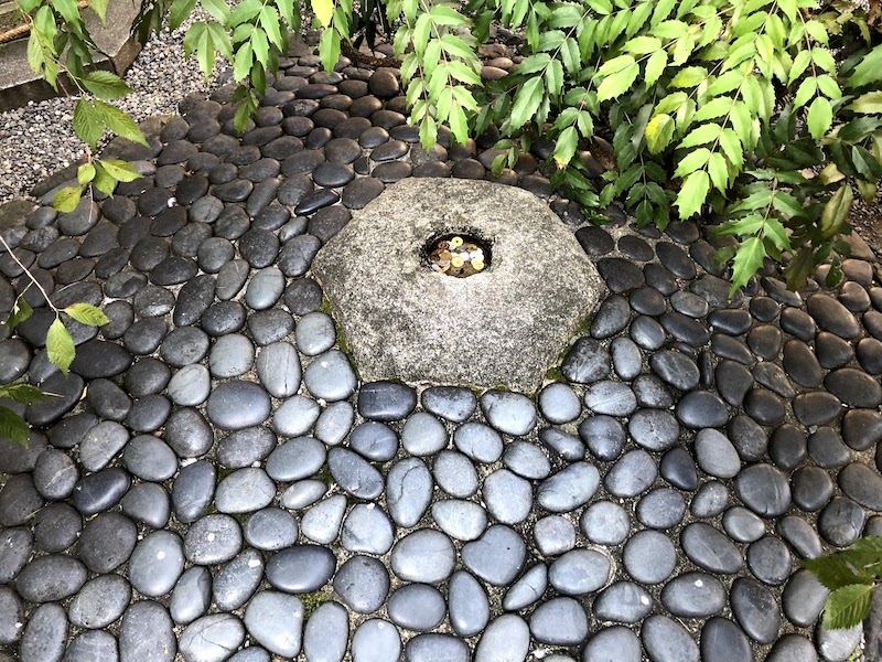 六角堂のへそ石の様子